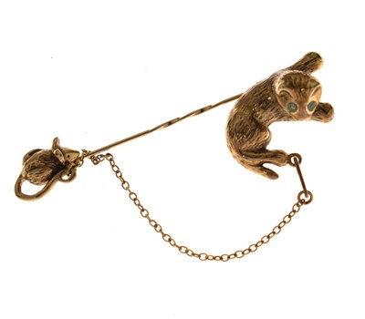 Lot 152 - Novelty cat and mouse 9ct gold brooch
