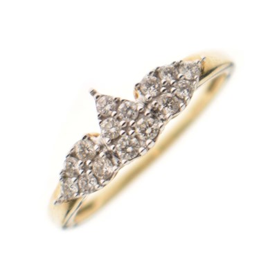 Lot 28 - Gemporia - Diamond and 9ct gold cluster ring
