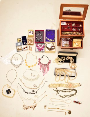 Lot 233 - Large quantity of costume jewellery