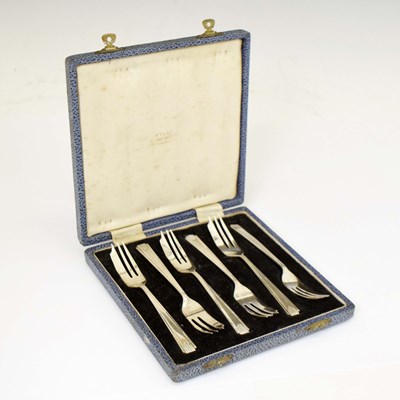 Lot 277 - Cased set of six George VI silver cake forks with Art Deco style decoration