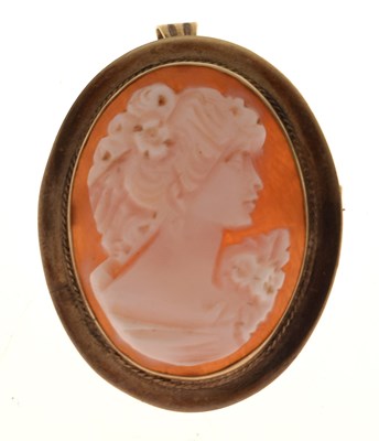 Lot 72 - 20th century shell cameo 9ct gold pendant brooch