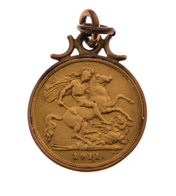 Lot 253 - George V gold half sovereign, 1911, unmarked yellow metal mount