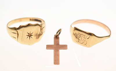 Lot 55 - Small group of jewellery comprising two signet rings and a cross pendant (3)