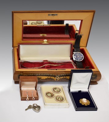 Lot 87 - Small group of costume jewellery