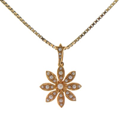 Lot 70 - Edwardian seed pearl flowerhead pendant