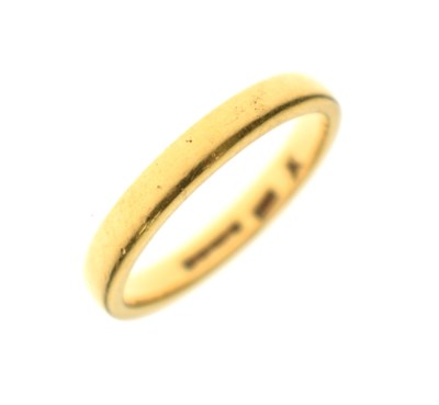Lot 56 - 22ct gold wedding band