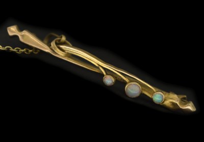 Lot 65 - Edwardian yellow metal and opal bar brooch
