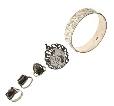 Lot 147 - Small group of silver and white metal jewellery