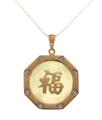 Lot 99 - Chinese hardstone 9ct gold pendant necklace