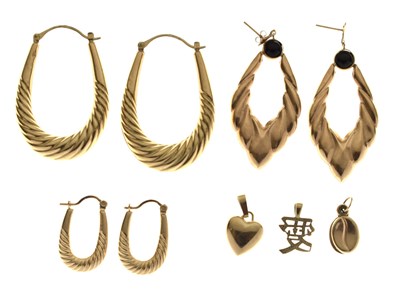 Lot 136 - Small group of earrings and pendants