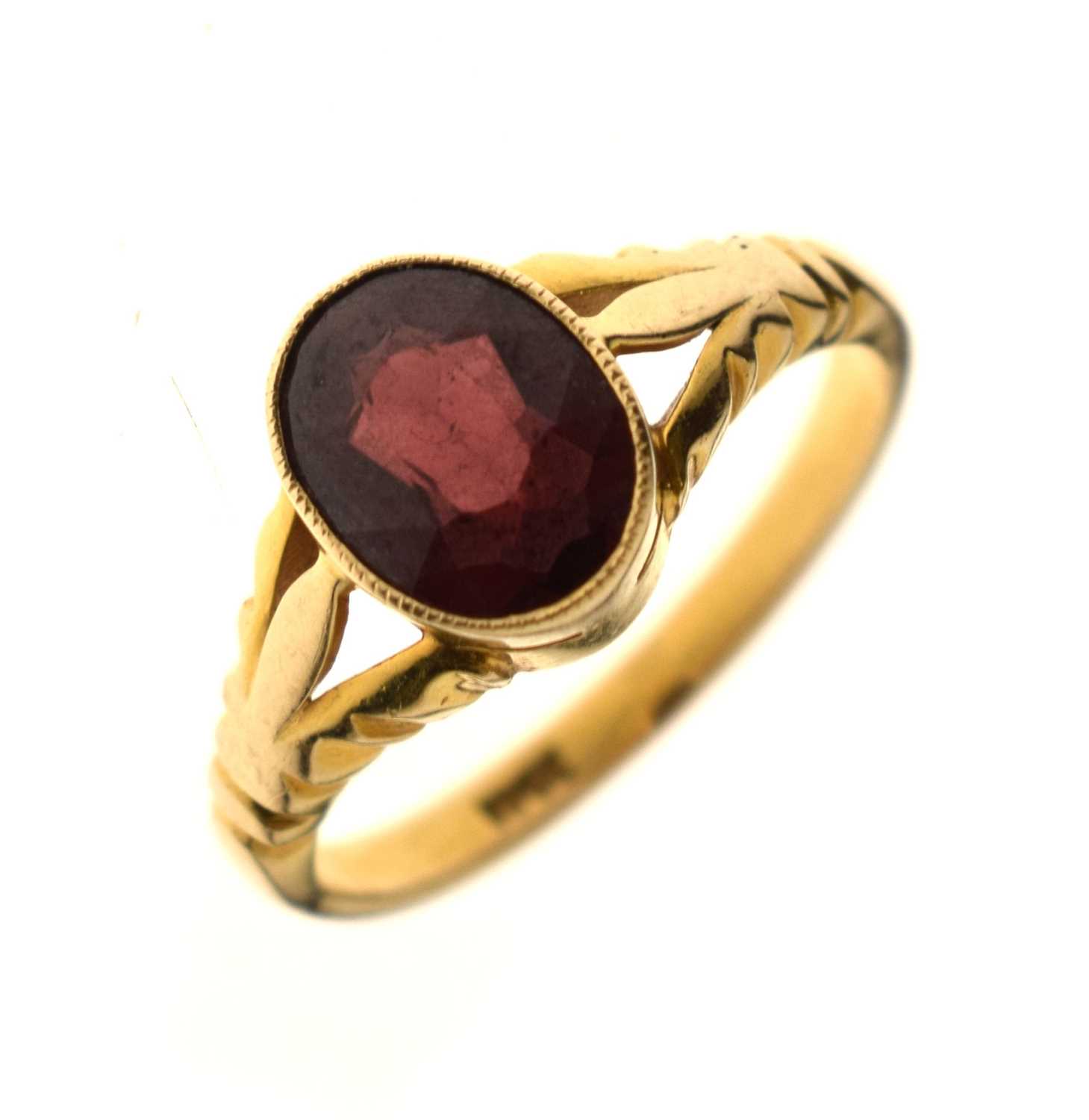 Lot 24 - Early to mid 20th century garnet yellow metal ring stamped '18ct'