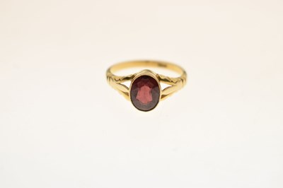 Lot 24 - Early to mid 20th century garnet yellow metal ring stamped '18ct'