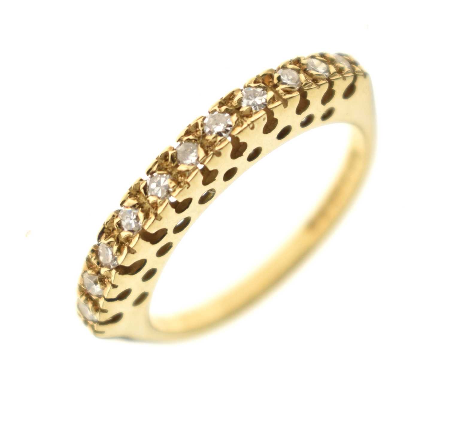 Lot 10 - Diamond 18ct yellow gold ring