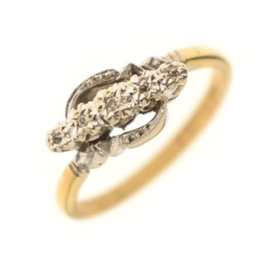 Lot 9 - Illusion set five-stone crossover 18ct gold ring