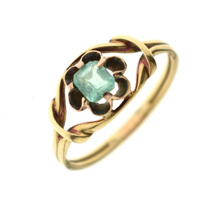 Lot 27 - Gem-set dress ring