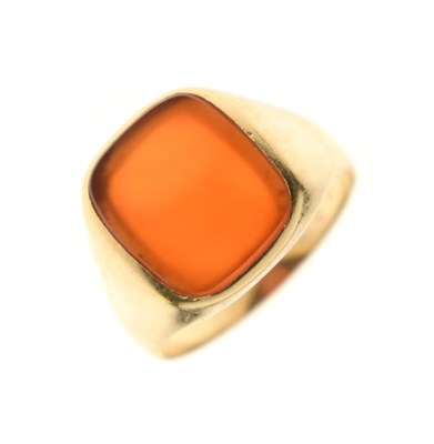 Lot 60 - Carnelian yellow metal signet ring, stamped 585