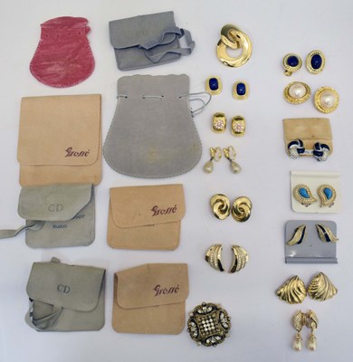Lot 154 - Assorted vintage designer earrings
