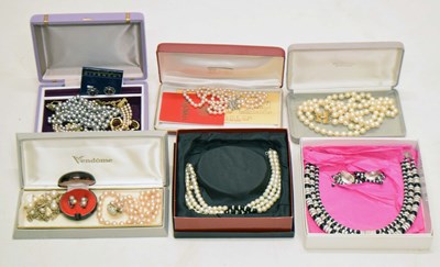 Lot 156 - Assorted costume and fashion jewellery