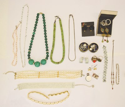 Lot 152 - Assorted costume jewellery, including a malachite necklace