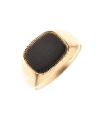 Lot 61 - Onyx 9ct gold signet ring