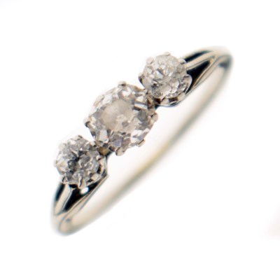 Lot 10 - Diamond three-stone ring