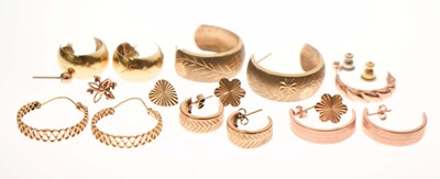 Lot 134 - Assorted gold and yellow metal earrings