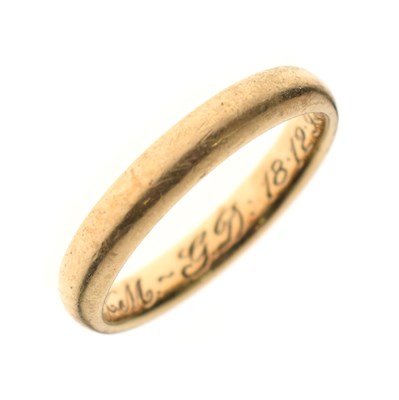 Lot 48 - 9ct gold wedding band