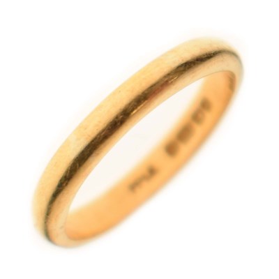 Lot 51 - 22ct gold wedding band