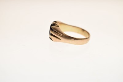 Lot 21 - George V garnet 9ct gold dress ring