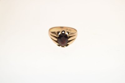 Lot 21 - George V garnet 9ct gold dress ring
