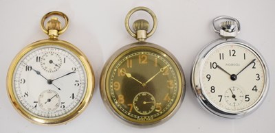 Lot 187 - Second World War-era military issue base metal pocket watch