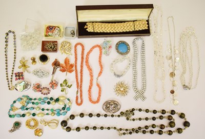Lot 150 - Quantity of costume jewellery to include Austrian crystal beads, etc