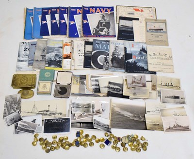 Lot 372 - Collection of World War I and II related items