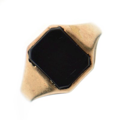 Lot 24 - 9ct gold and black onyx signet ring
