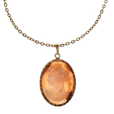 Lot 94 - 9ct gold shell cameo pendant necklace