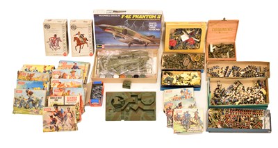 Lot 506 - Collection of vintage Airfix figures
