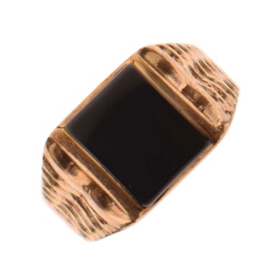 Lot 46 - Onyx 9ct gold signet ring
