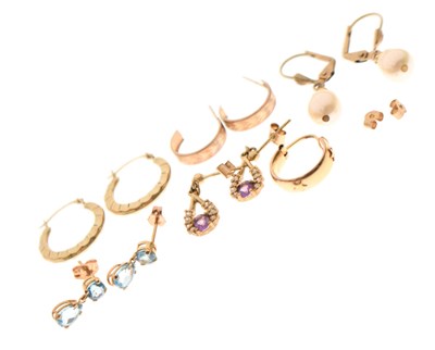 Lot 124 - Assorted 9ct gold and yellow metal earrings