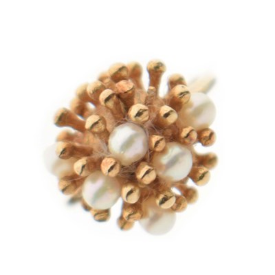 Lot 19 - Modernist multi stone pearl 9ct gold ring (a/f)