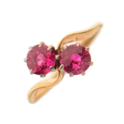 Lot 21 - Synthetic ruby two-stone crossover yellow metal ring