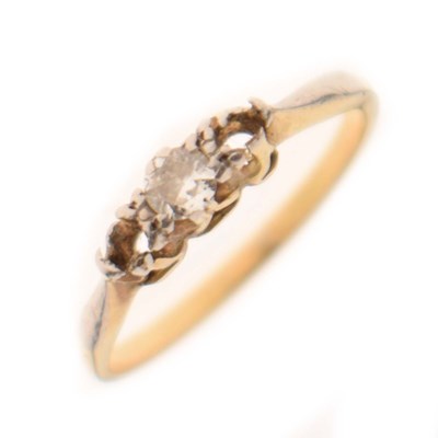 Lot 9 - Unmarked yellow metal three-stone diamond ring (a/f)