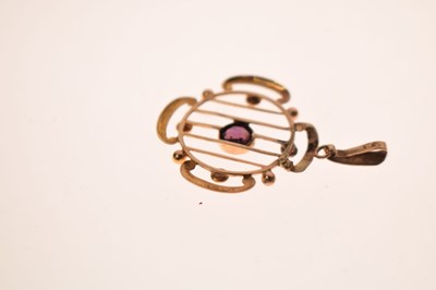 Lot 44 - Late Victorian / Edwardian sweetheart brooch and a pendant (2)