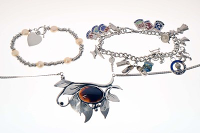 Lot 146 - Group of silver jewellery comprising an agate and naturalistic leaf silver necklace, etc