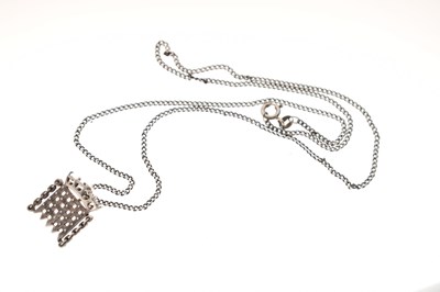 Lot 41 - House of Commons 9ct gold brooch and silver pendant necklace