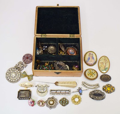 Lot 152 - Collection of antique and vintage costume jewellery