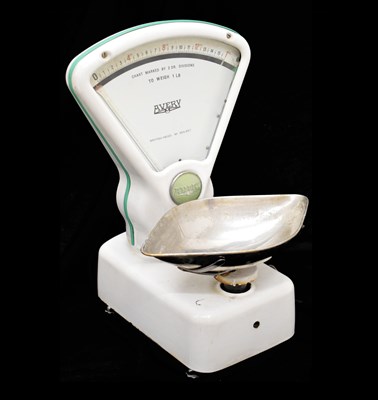 Lot 483 - Set of 20th century 'Avery' enamel shop scales
