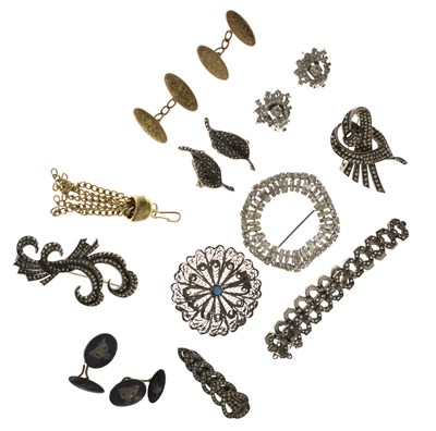 Lot 154 - Small group of costume jewellery