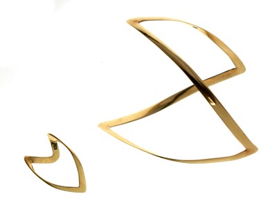 Lot 92 - Nigerian yellow metal (18ct) 'wishbone' armlet and ring - Tabet, Lagos 20.5g