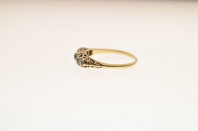 Lot 9 - Early 20th century diamond unmarked yellow metal 5-stone ring