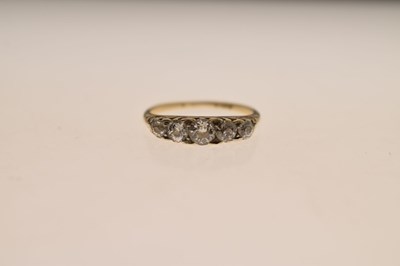 Lot 9 - Early 20th century diamond unmarked yellow metal 5-stone ring
